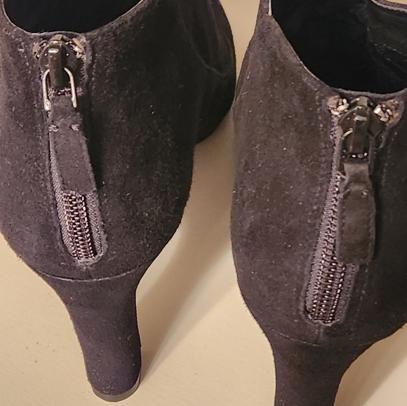🆕️ Cole Haan black suede size 8.5 ladies booties. zips in the back - Picture 2 of 7